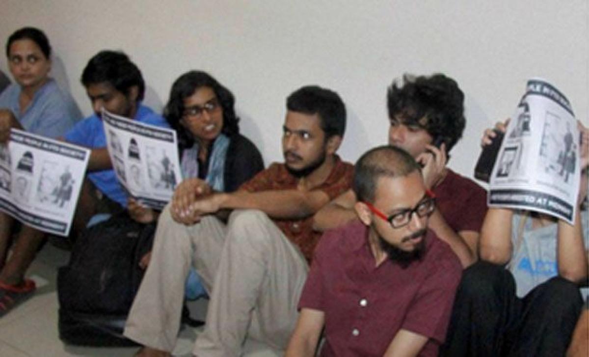 FTII row: Protesters detained outside Information and Broadcasting Ministry office